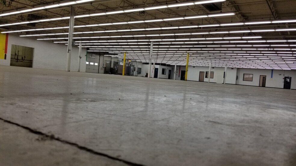 More Photos Of 2000 Middlebury St, Elkhart Service For Lease