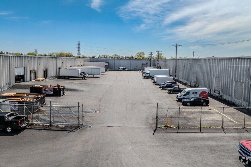 More Photos Of 5051 Freeway Dr E, Columbus Warehouse For Sale