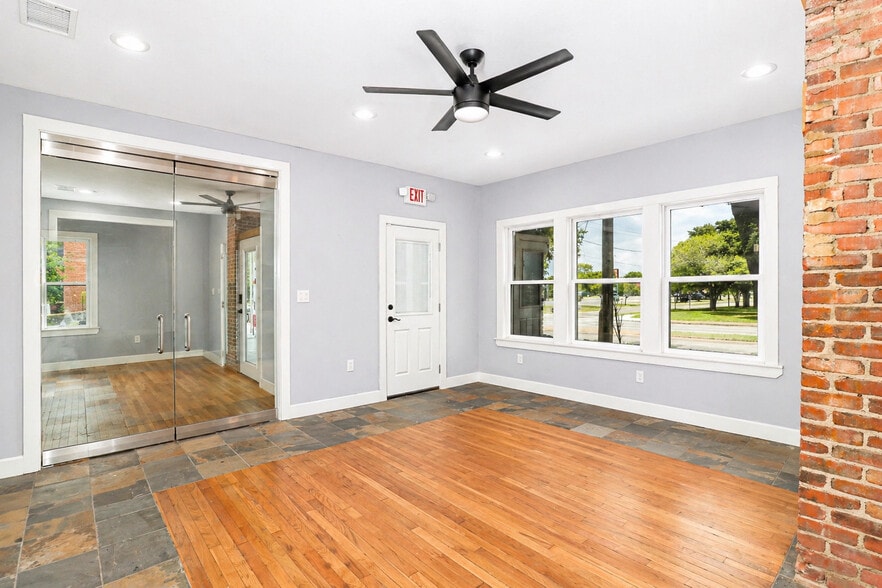 More Photos Of 105 S Zang Blvd, Dallas Office For Lease