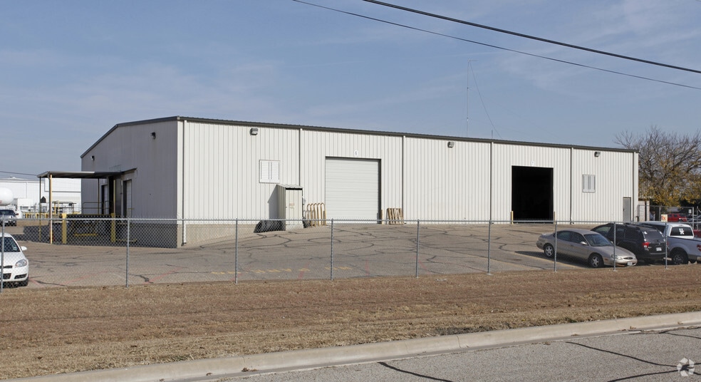 More Photos Of 6601 Imperial Dr, Woodway Warehouse For Lease