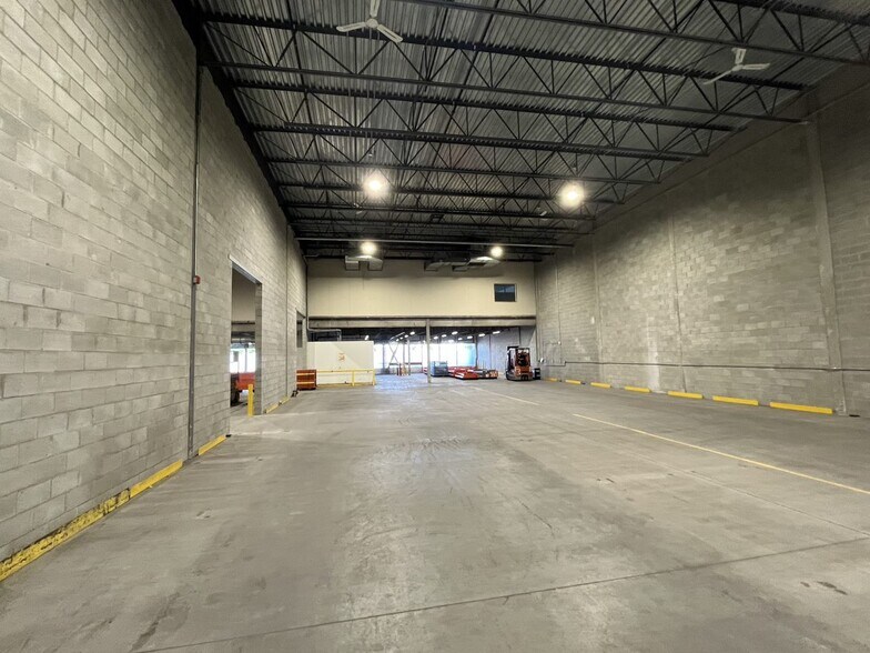 More Photos Of 1300-1334 Av De La Gare, Mascouche Service For Lease