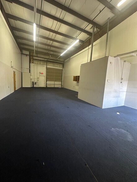 More Photos Of 92 Weston St, Hartford Light Distribution For Lease