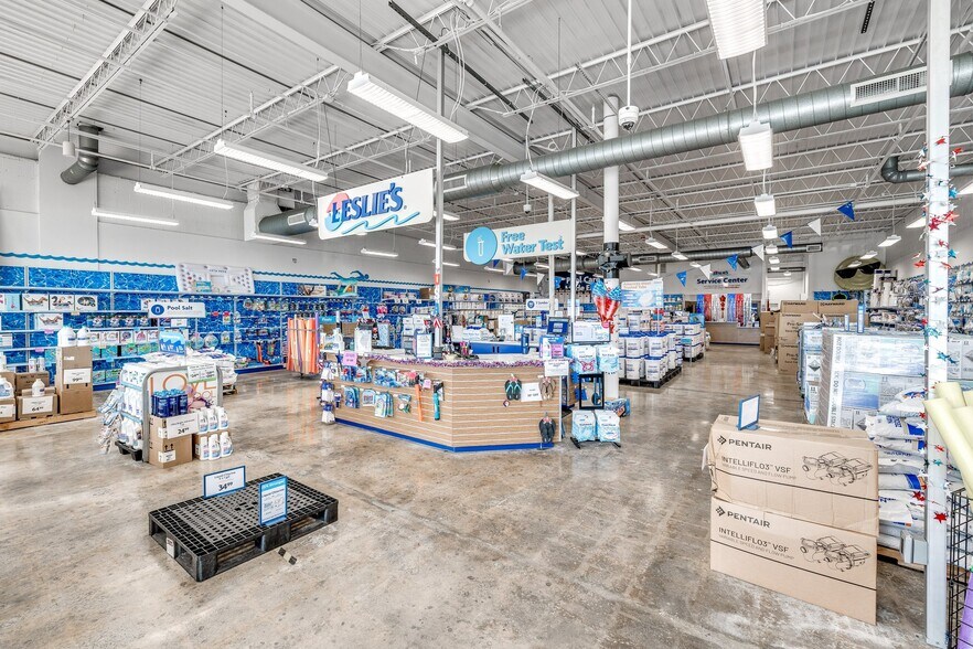 More Photos Of 101-361 N Mustang Rd, Mustang General Retail For Sale