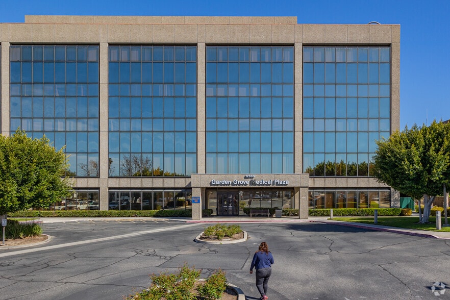 More Photos Of 12555 Garden Grove Blvd, Garden Grove Medical For Lease