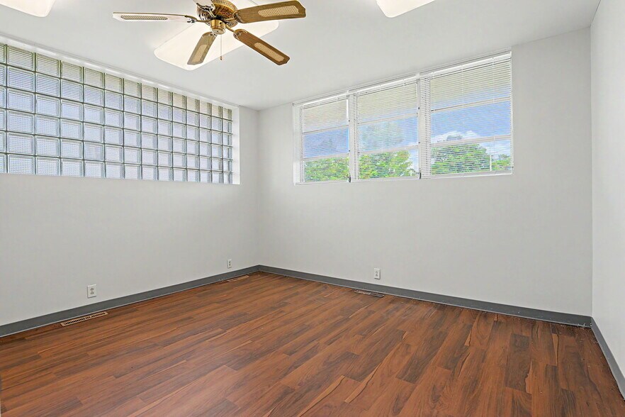 More Photos Of 1601 N State St, Augusta Office For Sale