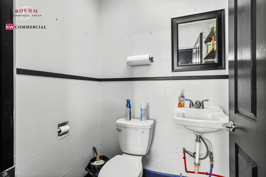 More Photos Of 23699-23737 W US Highway 290, Harper Storefront For Sale