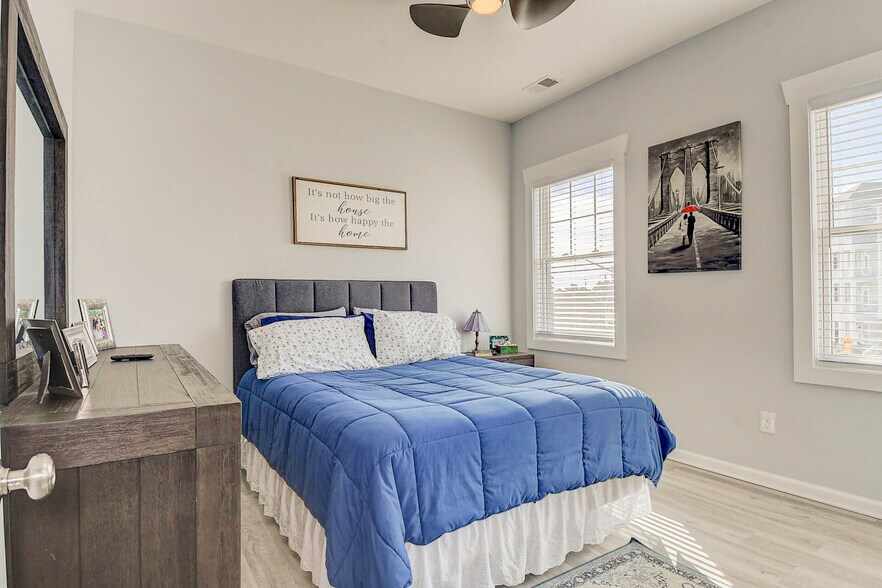 More Photos Of 9650 Shore Dr, Norfolk Veterinarian Kennel For Sale