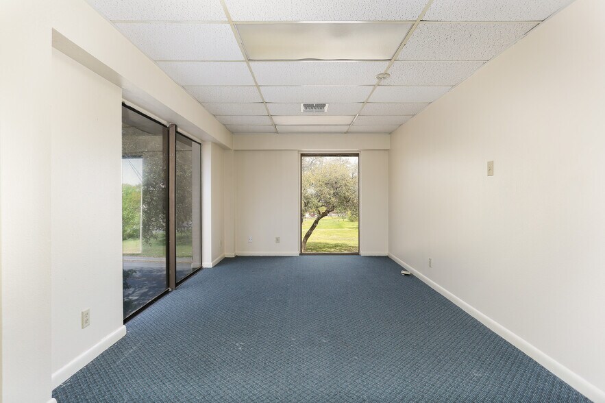 More Photos Of 4139 Gardendale St, San Antonio Office For Sale