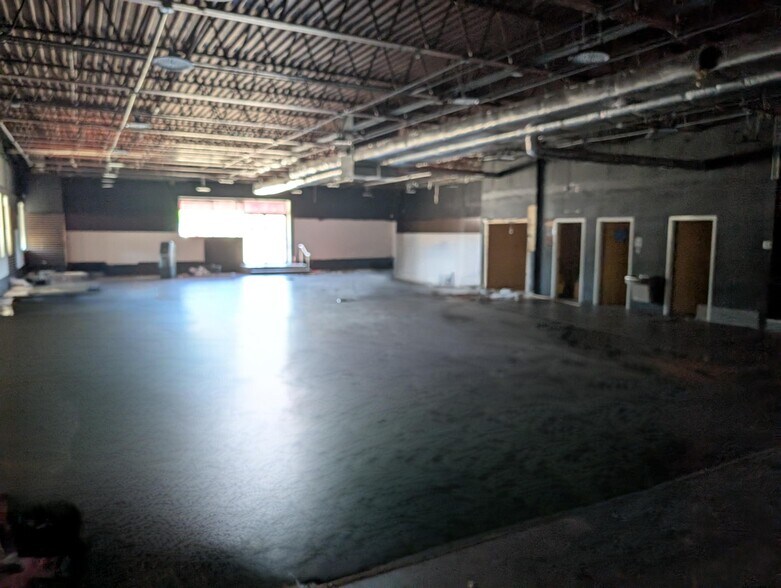 More Photos Of 432 S Burnett Rd, Springfield Unknown For Lease