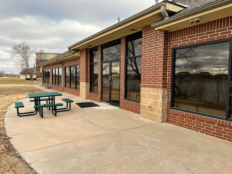 More Photos Of 3527 N Ridge Rd, Wichita Office For Sale