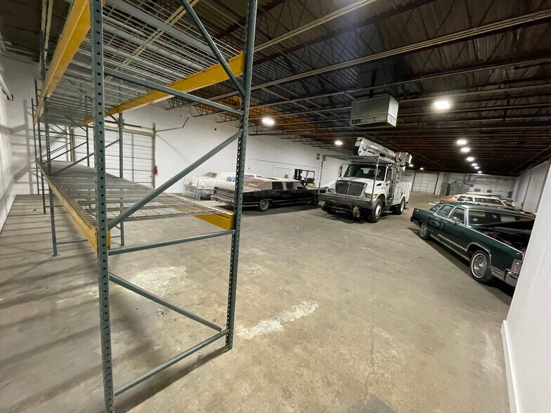 More Photos Of 6704 Pingree Rd, Crystal Lake Manufacturing For Lease