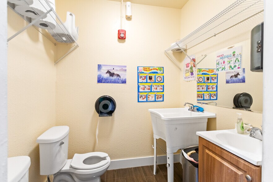 More Photos Of 2025 N Dixie Hwy, Pompano Beach Storefront Retail Office For Sale