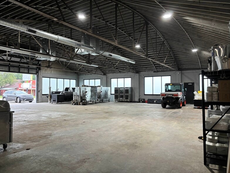 More Photos Of 9101 N Western Ave, Oklahoma City Showroom For Lease
