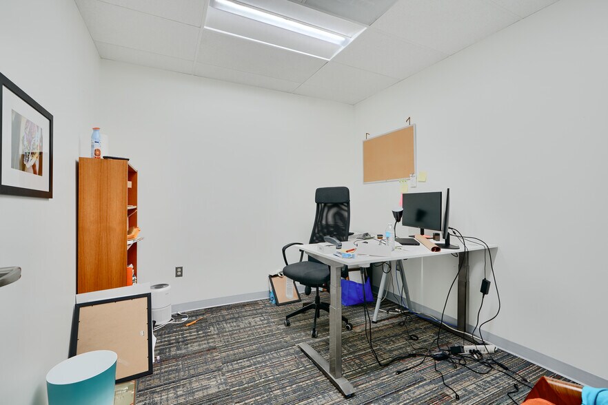 More Photos Of 11 Center Pl, Dundalk Office For Sale