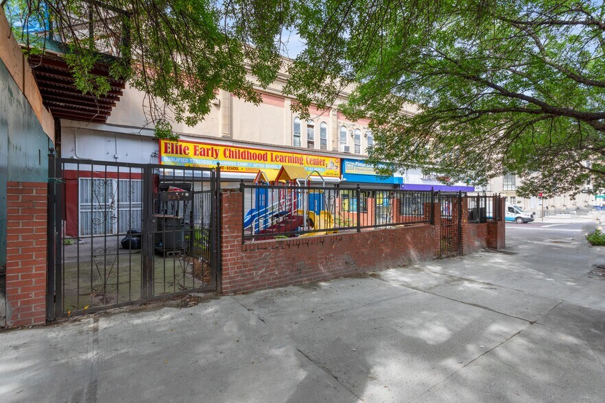 More Photos Of 527 Eastern Pky, Brooklyn Storefront For Lease