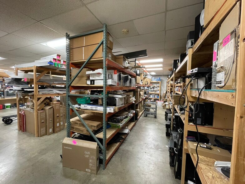 More Photos Of 13222-13228 SE 30th St, Bellevue Showroom For Lease