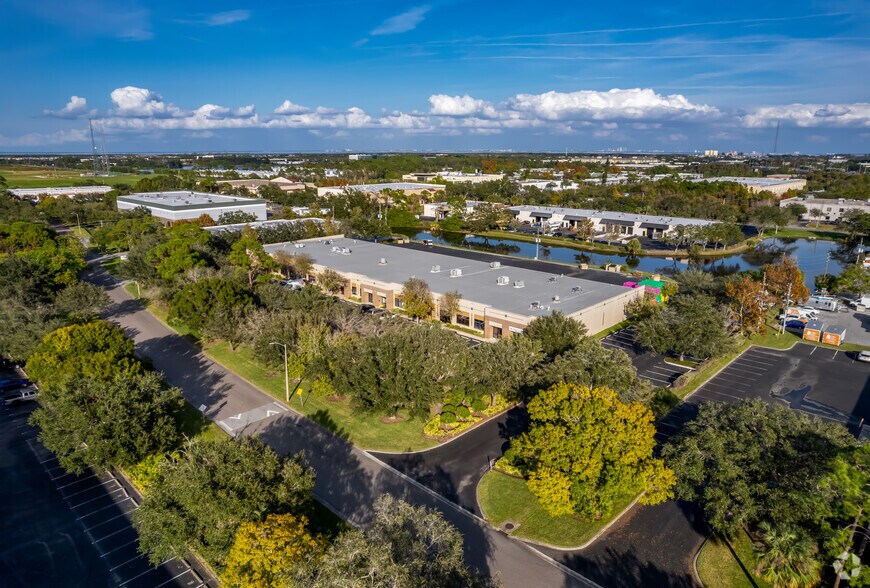 More Photos Of 9843 18th St N, Saint Petersburg Flex For Lease