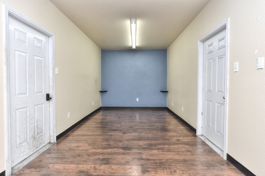 More Photos Of 4159 E University Ave, Georgetown Light Manufacturing For Sale