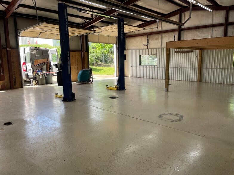 More Photos Of 414 Highway 42, Osage Beach Flex For Lease