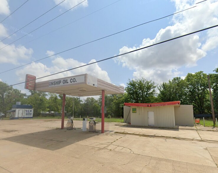 Primary Photo Of 1810 N Main St, Paris Freestanding For Sale