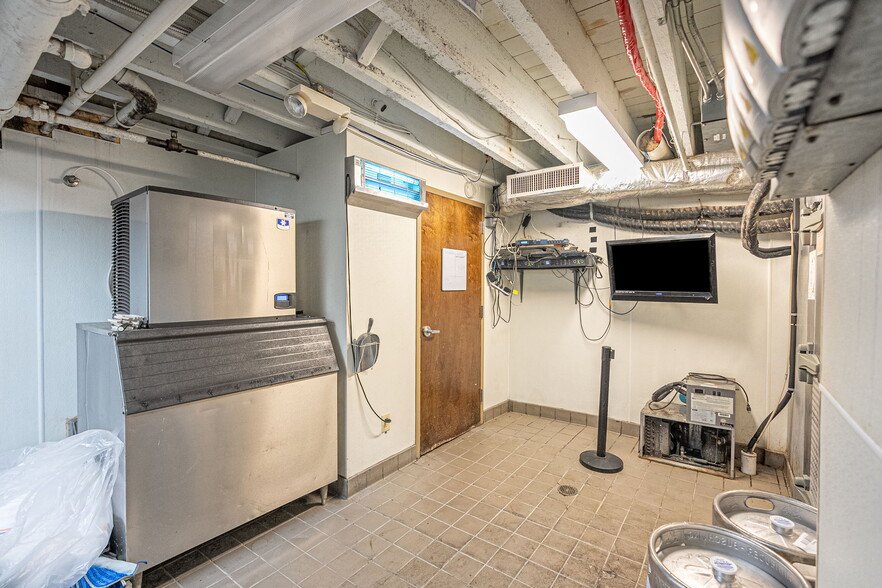 More Photos Of 209 W Congress St, Savannah Restaurant For Lease