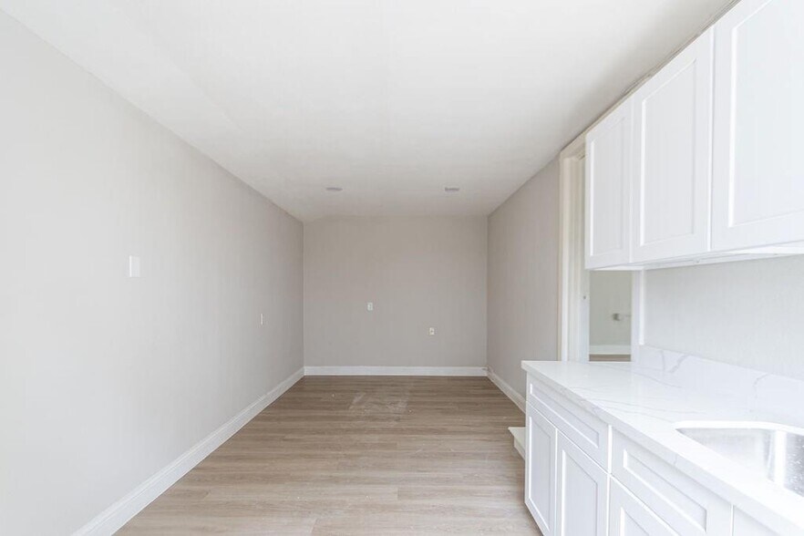 More Photos Of 2809 Market St, Baytown Office Residential For Lease