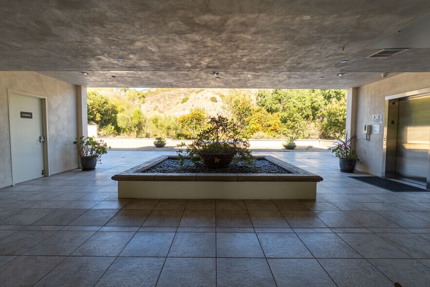 More Photos Of 24903 Pacific Coast Hwy, Malibu Office For Lease