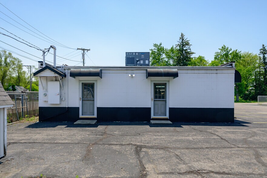 More Photos Of 573 E Huron River Dr, Belleville Freestanding For Sale