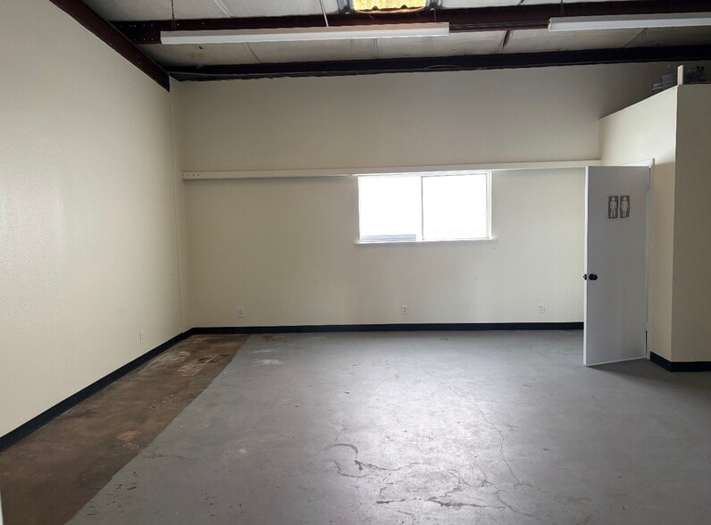 More Photos Of 2000 W San Antonio St, Lockhart Unknown For Lease
