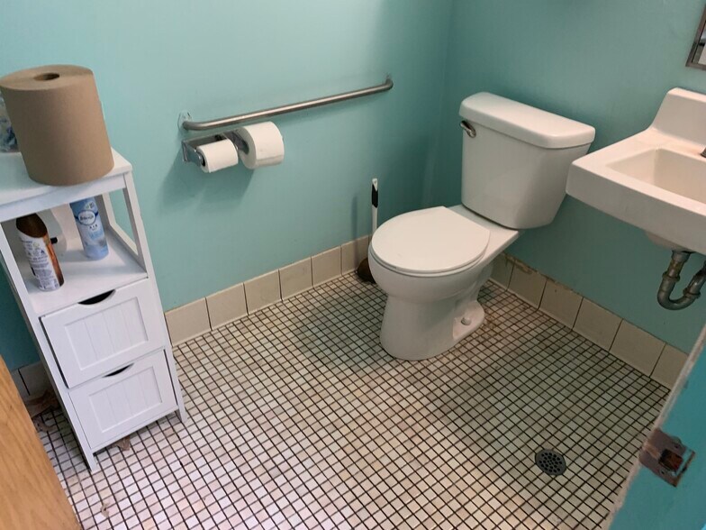 More Photos Of 1702-1740 Fordem Ave, Madison General Retail For Lease