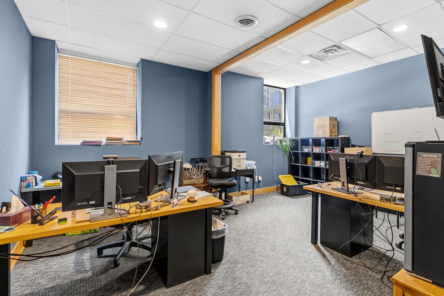 More Photos Of 2375 W University Ave, Saint Paul Office For Sale
