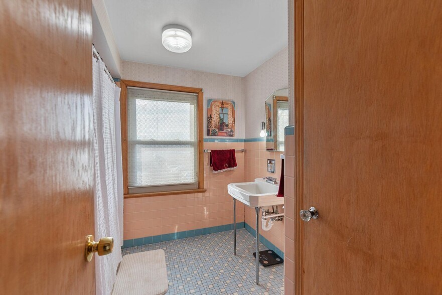 More Photos Of 1405 W Silver Spring Dr, Milwaukee Veterinarian Kennel For Sale