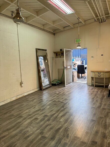 More Photos Of 1329-1333 Santee St, Los Angeles Storefront For Lease
