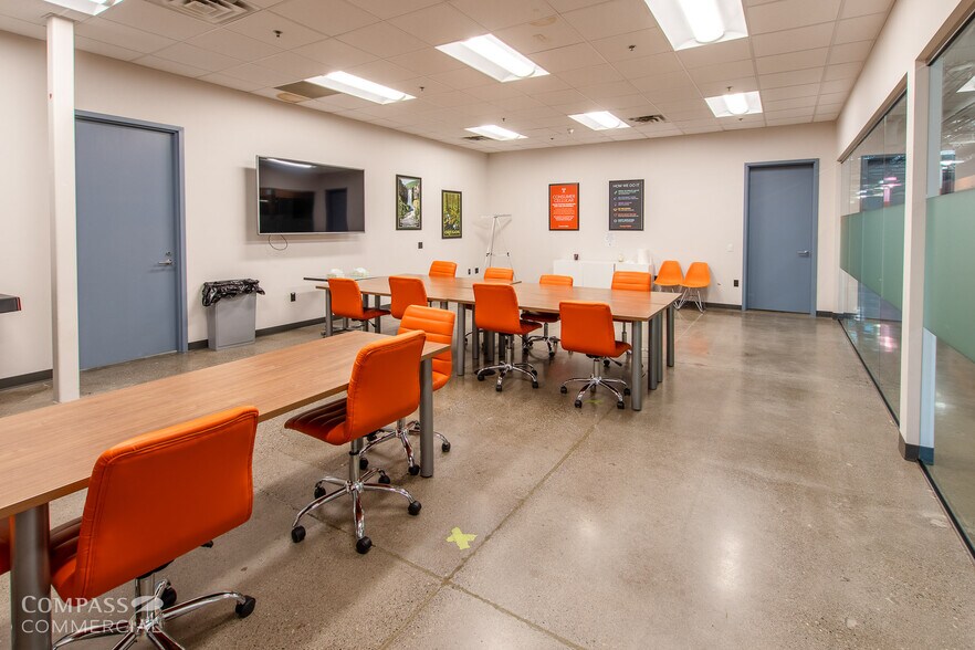 More Photos Of 2999 SW 6th St, Redmond Office For Lease