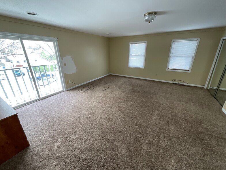 More Photos Of 107 W Delaware, Decatur Freestanding For Sale