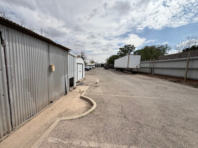 More Photos Of 7184 Alameda Ave, El Paso Veterinarian Kennel For Sale