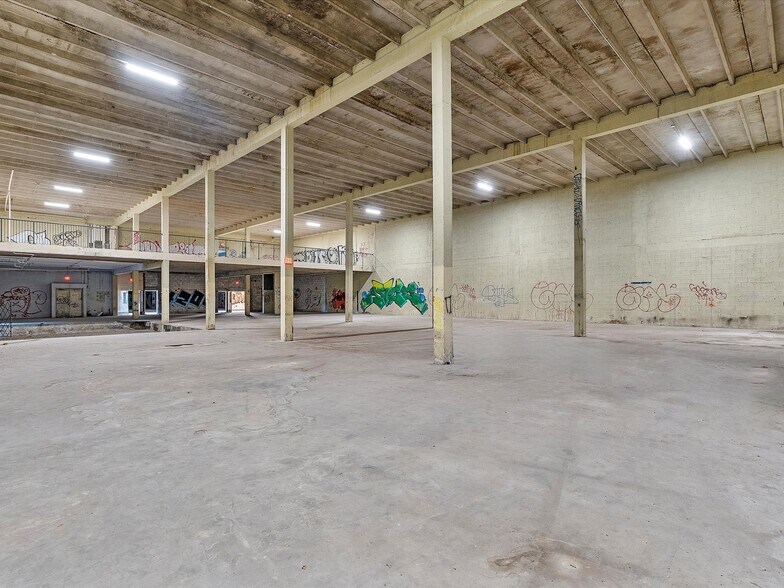 More Photos Of 301 NW 36th St, Miami General Retail For Sale