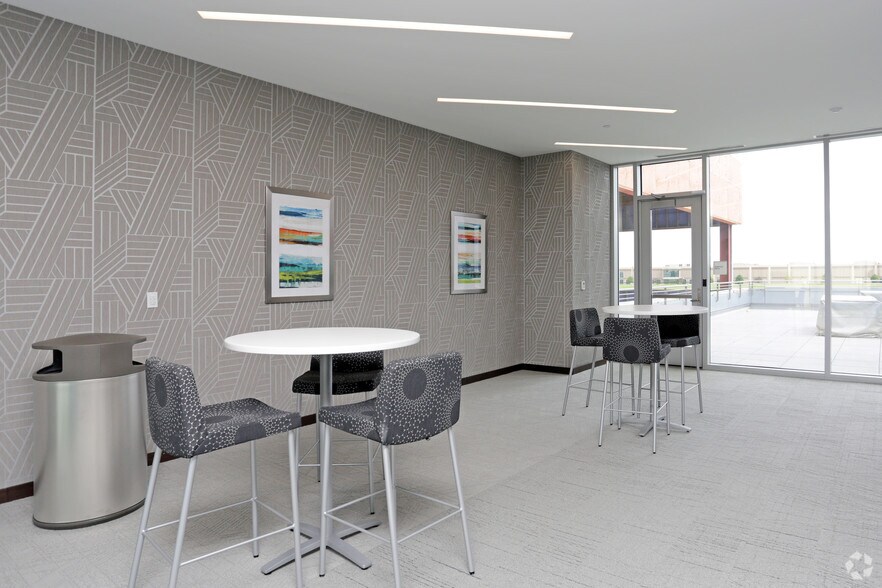 More Photos Of 12100 Meredith Dr, Urbandale Office For Lease