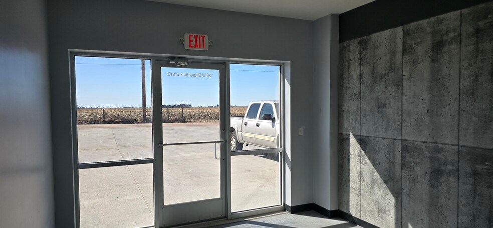 More Photos Of 120 W Giltner Rd, Doniphan Warehouse For Lease