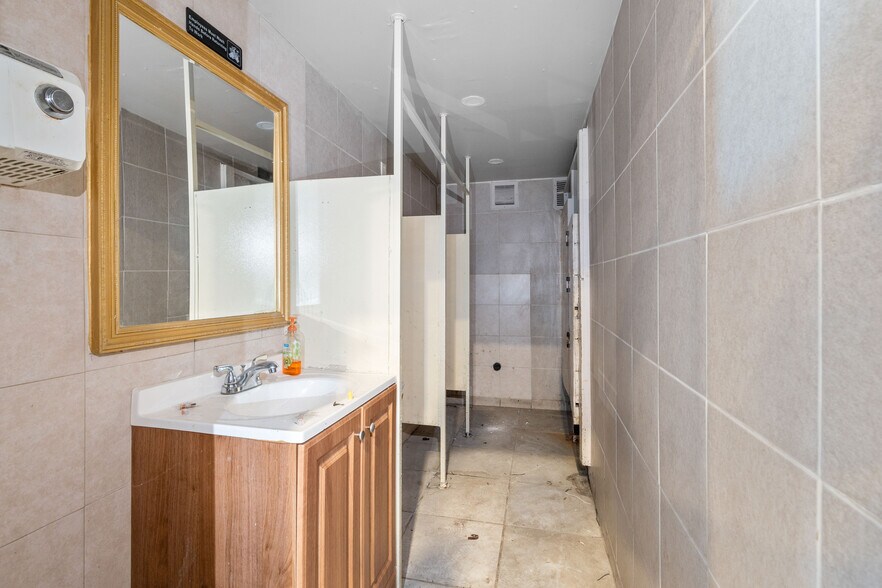 More Photos Of 492 Bay St, Staten Island Storefront Retail Residential For Lease