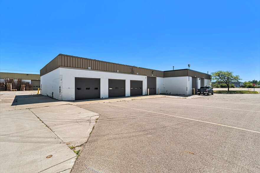 More Photos Of 3302 Kent St, Flint Distribution For Lease