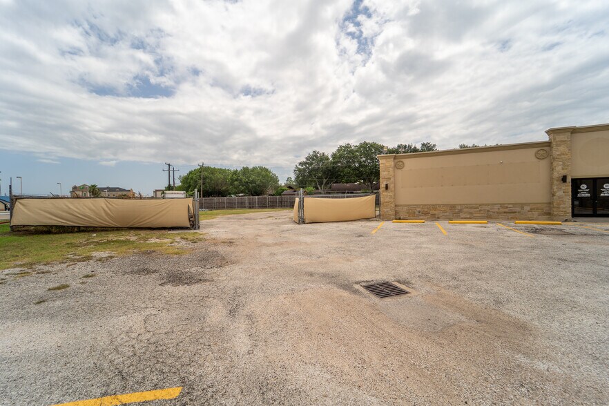 More Photos Of 6602 N Navarro St, Victoria General Retail For Sale