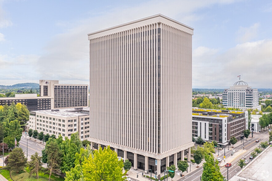 More Photos Of 700 NE Multnomah St, Portland Office For Lease