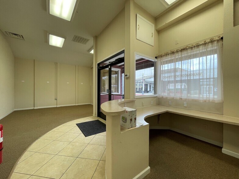 More Photos Of 130 W A St, Dixon Office For Lease