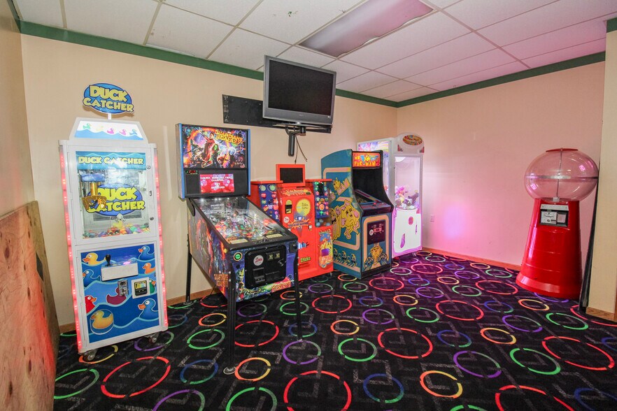 More Photos Of 125 Main St, Huron Bowling Alley For Sale
