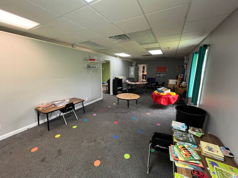 More Photos Of 525 W 17th St, Bloomington Office For Sale