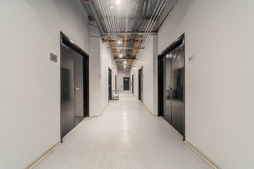 More Photos Of 465-485 Rue De Port-Royal O, Montréal Light Distribution For Lease