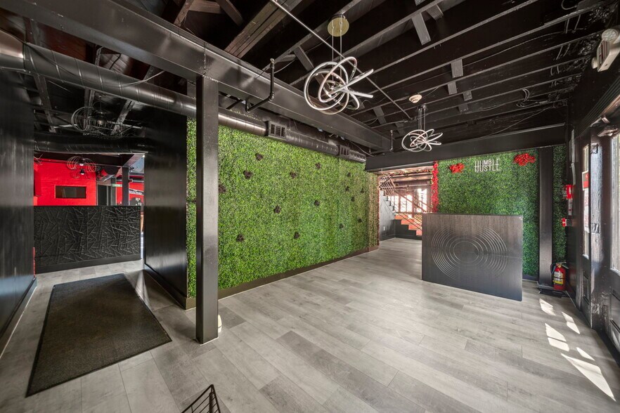 More Photos Of 1916 Baldwin St, Houston Bar For Lease