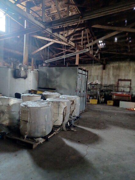 More Photos Of 419 S Broad St, Klamath Falls Light Distribution For Sale