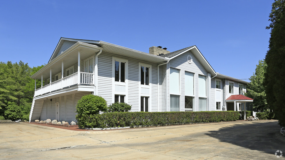 Primary Photo Of 17892 Chillicothe Rd, Chagrin Falls Loft Creative Space For Sale